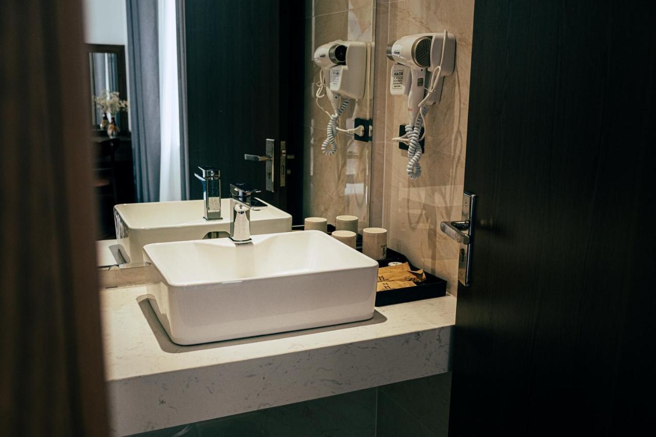 Milan Hotel นิญบิ่ญ ภายนอก รูปภาพ