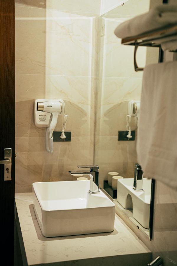 Milan Hotel นิญบิ่ญ ภายนอก รูปภาพ